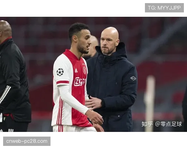 特写：得知保级对手输球后，阿尔梅里亚教练席短暂的庆祝与随即的凝重